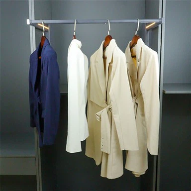 Beltéri szekrény állítható ruhatartóval